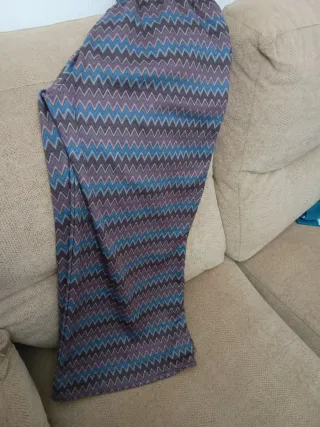 Pantalón palazzo Naelle azul y morado