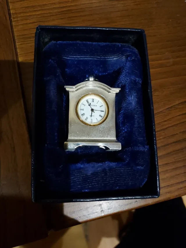 Reloj en miniatura de acero inoxidable vintage