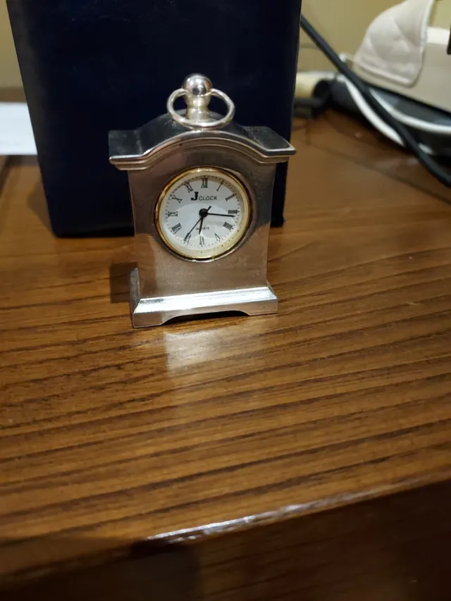Reloj en miniatura de acero inoxidable vintage