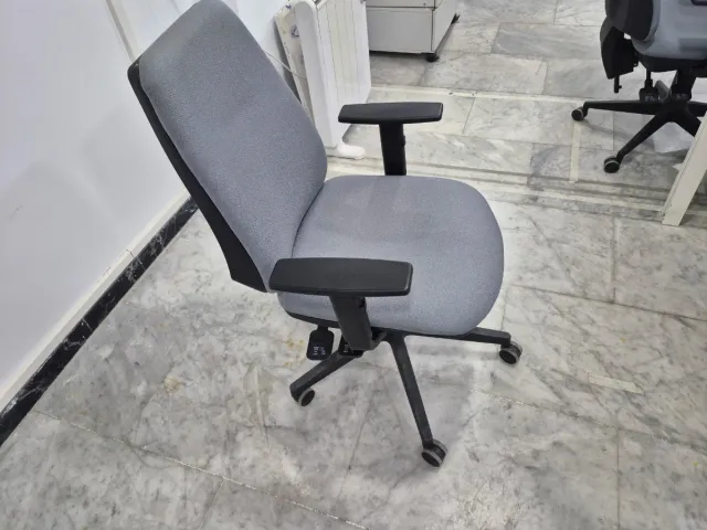 4 Sillas de oficina gris