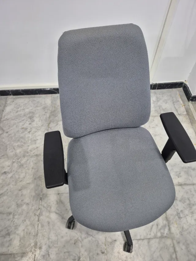 4 Sillas de oficina gris