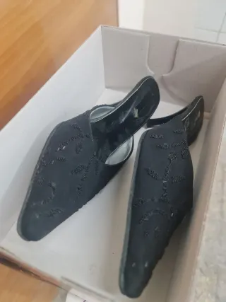 Zapatos negros de tacón con pedrería