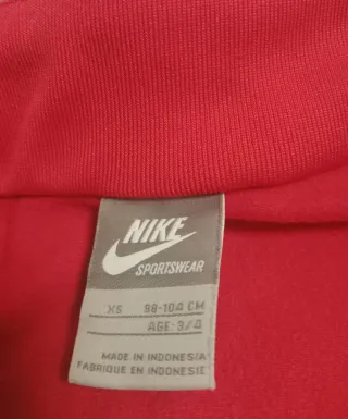 Chaqueta deportiva Nike roja y negra