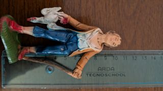 Statuina presepe: contadino con gallina