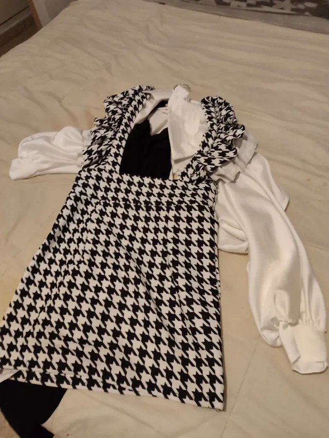 Mono mini falda y camisa seda blanca