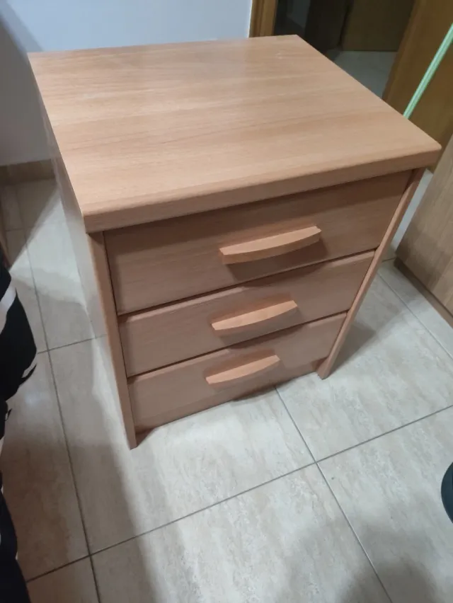 Mesita de noche de madera