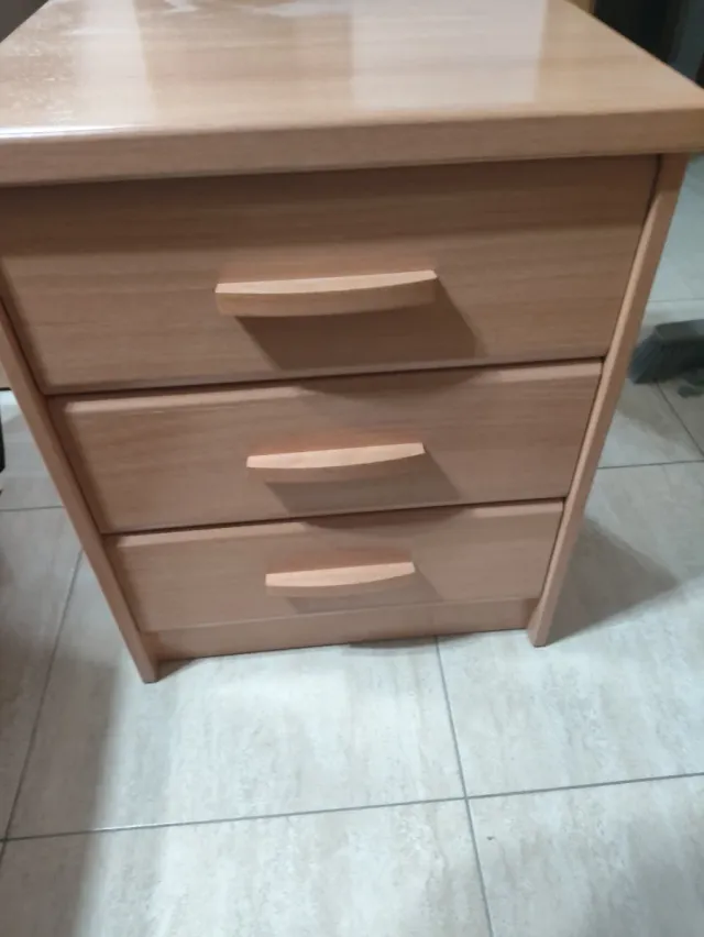 Mesita de noche de madera