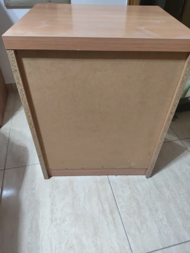 Mesita de noche de madera