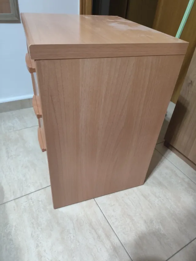 Mesita de noche de madera