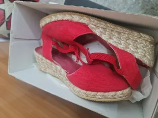 Sandalias rojas de cuña