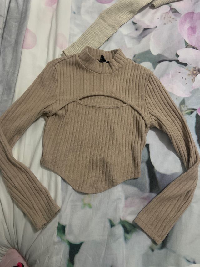 Jersey beige crop top con abertura