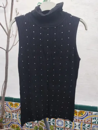Top negro sin mangas con cuello alto y pedrería