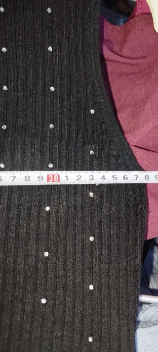 Top negro sin mangas con cuello alto y pedrería