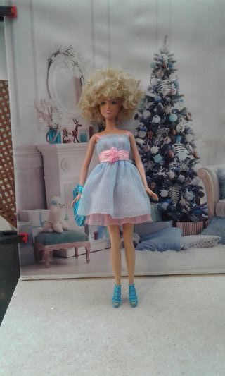 Barbie con vestito azzurro e accessorio