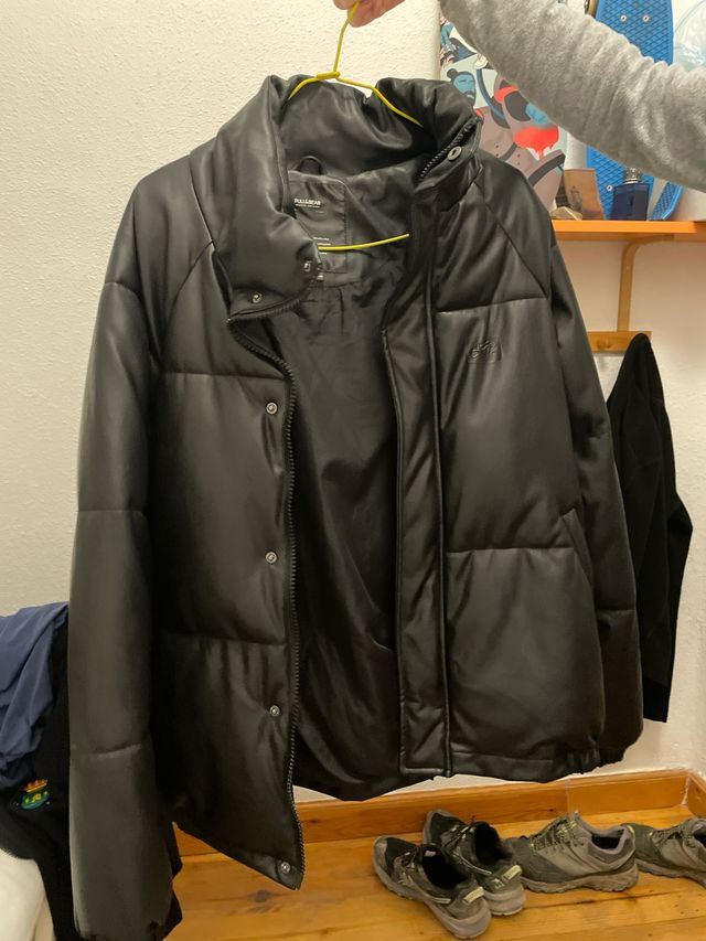 Abrigo Pull&Bear efecto piel negro