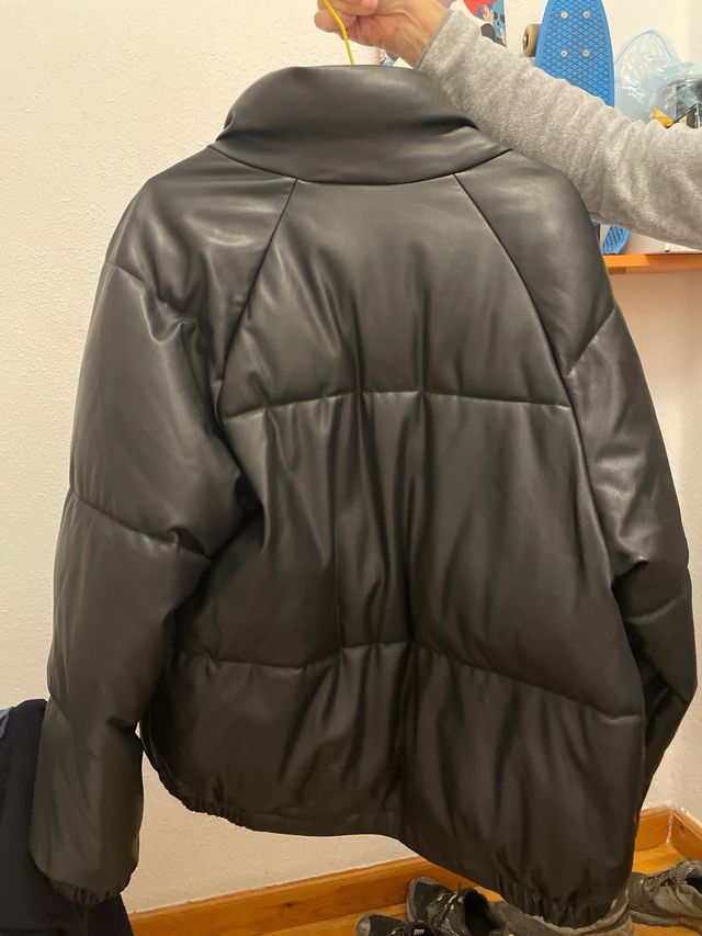 Abrigo Pull&Bear efecto piel negro