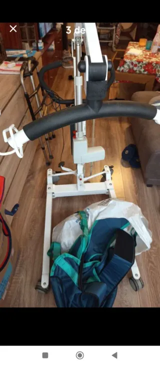 Grúa elevadora con arnés para discapacitados