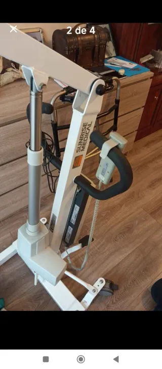 Grúa elevadora con arnés para discapacitados