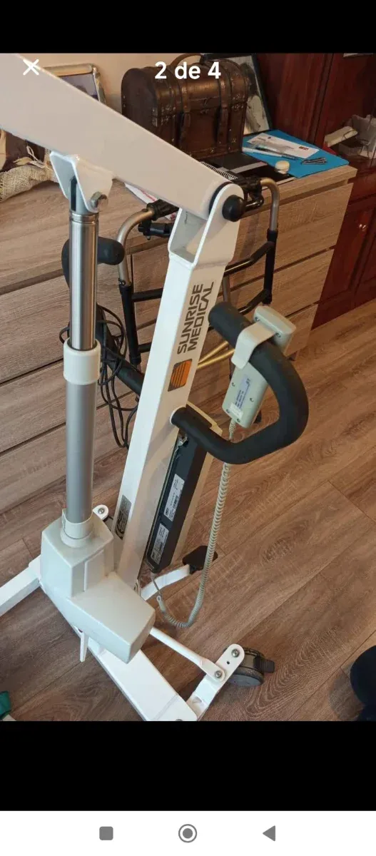 Grúa elevadora con arnés para discapacitados