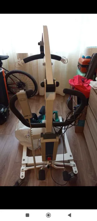 Grúa elevadora con arnés para discapacitados