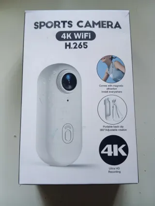 Cámara deportiva con funda y accesorio