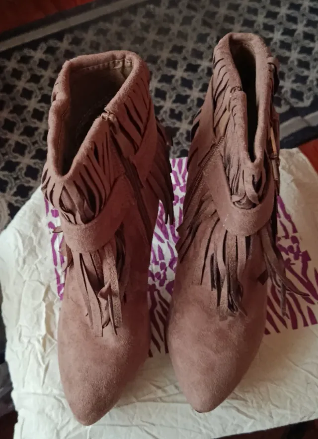 Botines de tacón con flecos