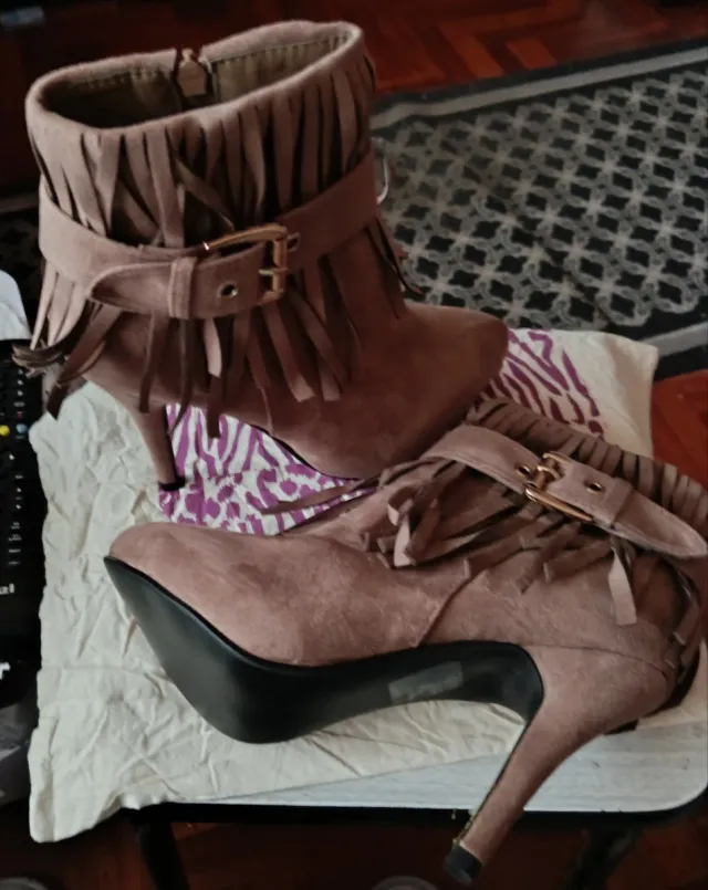 Botines de tacón con flecos