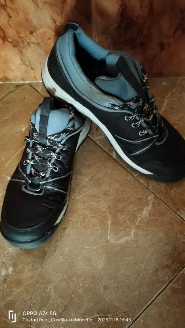 Zapatillas trekking negras y grises