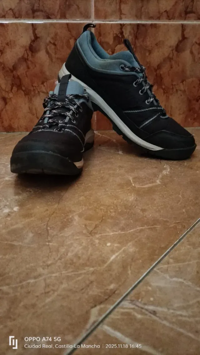 Zapatillas trekking negras y grises