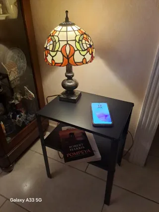 Comodino in metallo nero con 2 ripiani