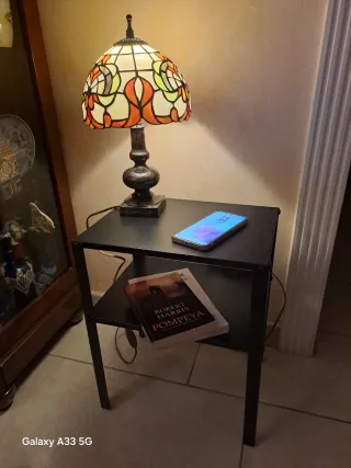 Comodino in metallo nero con 2 ripiani