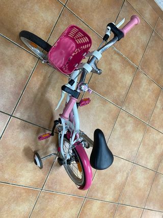 Bicicleta infantil rosa con ruedines