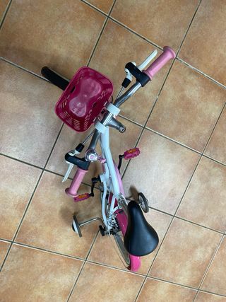 Bicicleta infantil rosa con ruedines