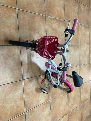 Bicicleta infantil rosa con ruedines
