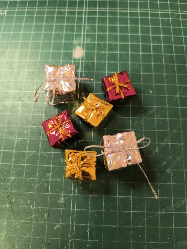 Mini Regali Decorativi per Case delle Bambole