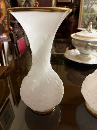 jarrones antiguos blancos y dorados