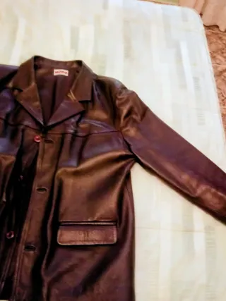 Americana de piel marrón