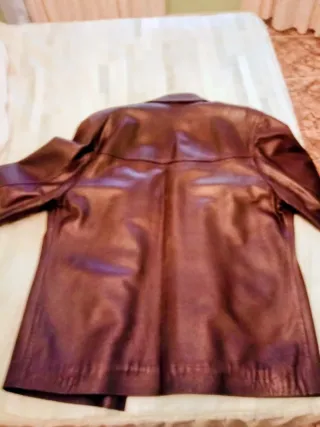 Americana de piel marrón