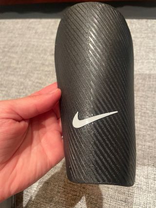 Espinilleras Nike Negras con Correas