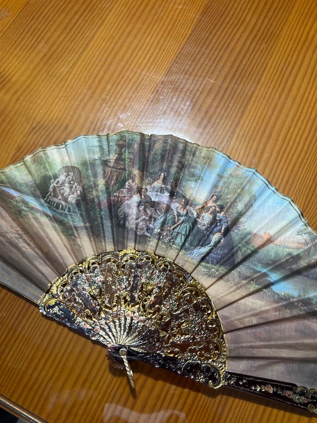 Abanico de época con escena pintada