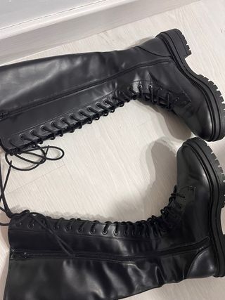 Botas negras altas con cuerdas