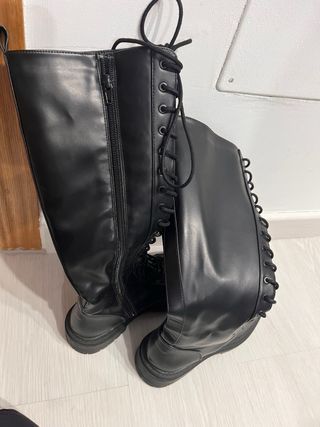 Botas negras altas con cuerdas