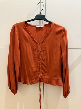 Blusa naranja con cordón