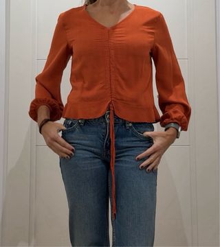 Blusa naranja con cordón