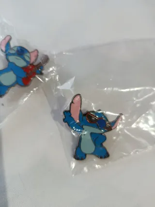 Lote 2 Pines Stitch con guitarra y gafas