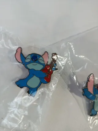 Lote 2 Pines Stitch con guitarra y gafas