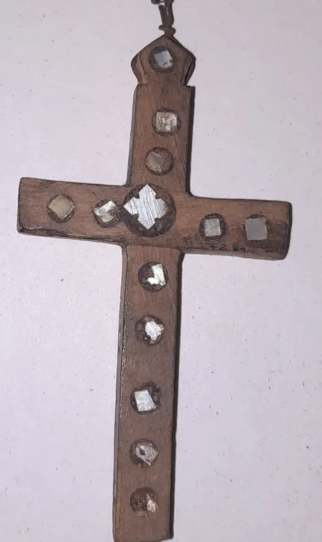 Antico Crocifisso in Legno con Inserti