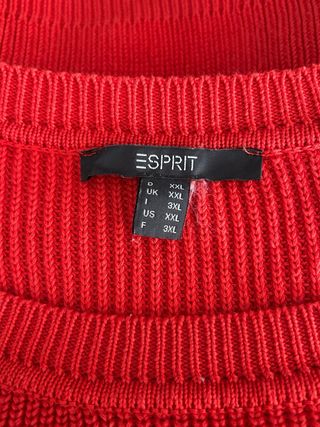 Blusa roja de punto con hombros acampanados