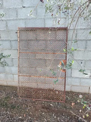 Puerta metálica de malla ,