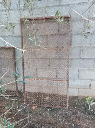 Puerta metálica de malla ,